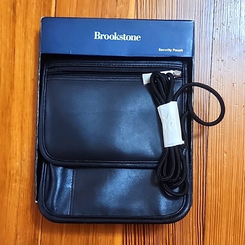 NWT Brookstone security pouch